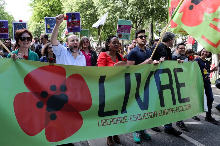 Rui Tavares e Joacine Katar Moreira entre militantes do Livre durante a manifestação comemorativa dos 45 anos da Revolução de 25 de Abril, na avenida da Liberdade, em Lisboa, 25 de abril de 2019