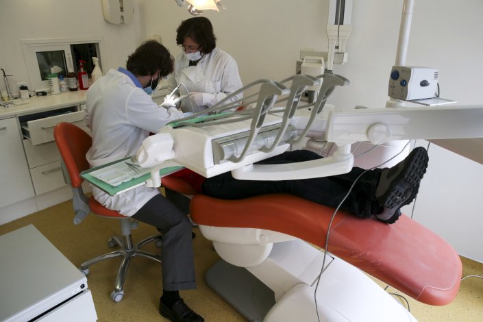 Dentistas voluntários tratam gratuitamente mais de mil seropositivos no Centro Médico Dentário da Abraço. Lisboa, 30 de Novembro de 2014.