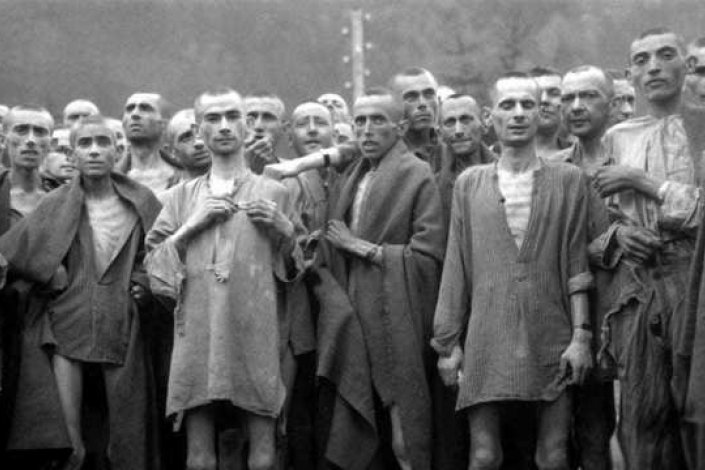 Prisioneiros em campo de concentração nazi
