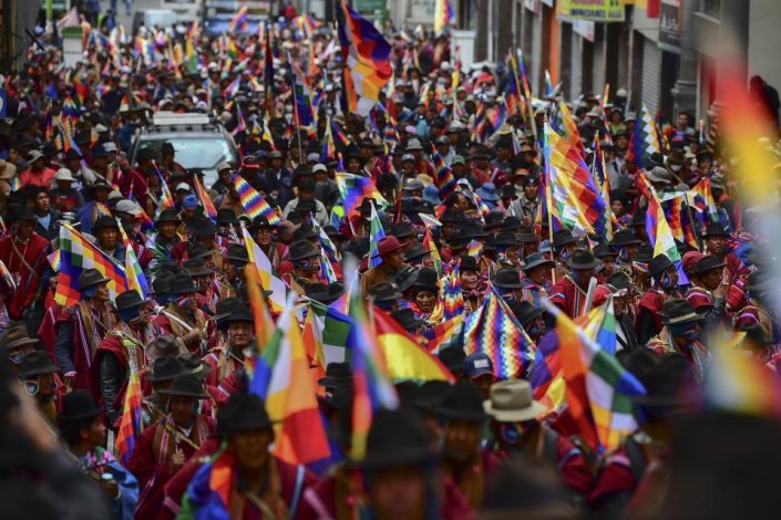 População de El Alto com a wiphala, a bandeira índigena, que, com Evo Morales no poder, se tornou co-oficial, em 2008