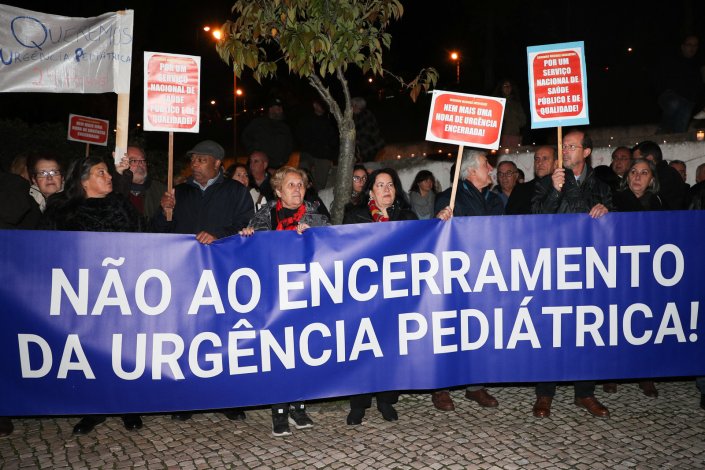 As comissão de utentes de Almada e do Seixal promoveram uma vigília junto ao Hospital Garcia de Orta para exigir a reabertura em permanência do serviço de urgências pediátrica do Hospital Garcia de Orta. Almada, 18 de Novembro de 2019 