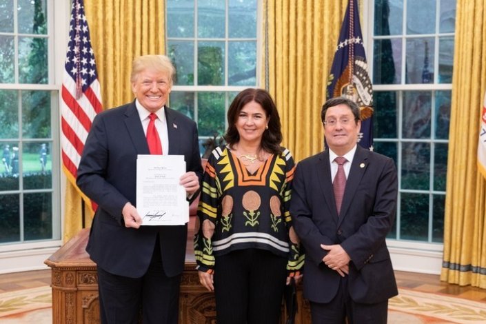 O embaixador da Colômbia, grande defensor da ingerência na Venezuela, com Donald Trump na Casa Branca