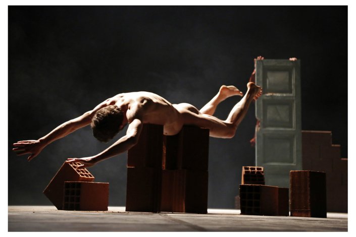 Cena de «Armadilha», peça da companhia DEMO (Dispositivo Experimental, Multidisciplinar e Orgânico) em co-produção com o Centro Cultural de Vila Flor, criada a partir do universo literário de obras de Rui Nunes («A mão do oleiro», «Barro», «Armadilha»), estreada no FITEI em 2019.