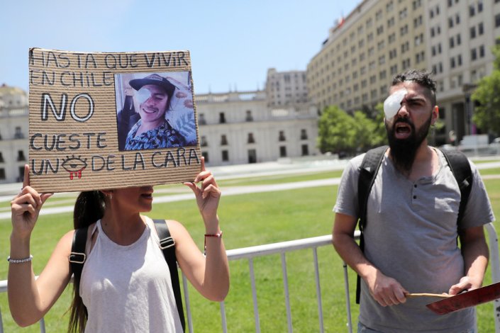Mobilização de apoio a pessoas que sofreram traumas oculares na sequência da repressão policial nos protestos no Chile