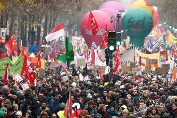 Centenas de nilhares de trabalhadores manifestaram-se contra a reforma das pensões do governo de Macron