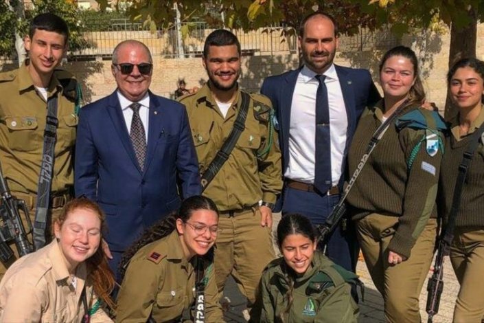 O deputado Eduardo Bolsonaro, filho do presidente brasileiro, Jair Bolsonaro, visita um colonato e reúne-se com soldados israelitas (5 de Dezembro de 2019) 