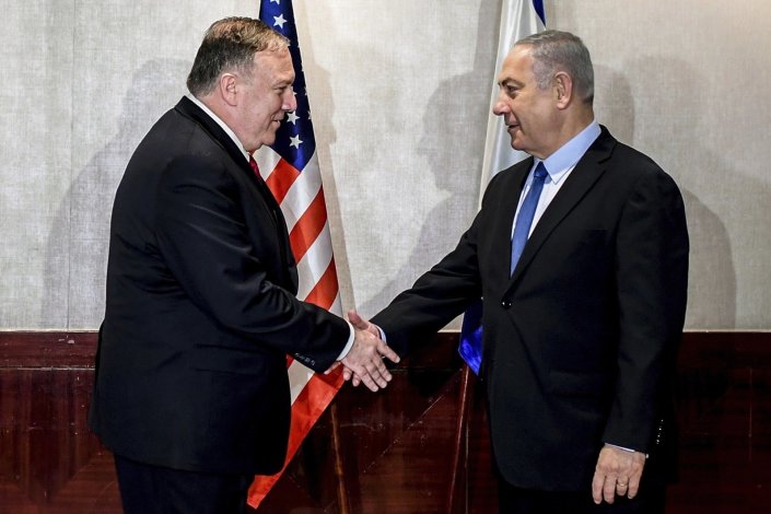 Mike Pompeo, secretário de Estado dos Estados Unidos da América, e Benjamin Netanyahu, primeiro-ministro do Estado de Israel, reuniram-se num hotel de Lisboa, a 4 de Dezembro de 2019. 
