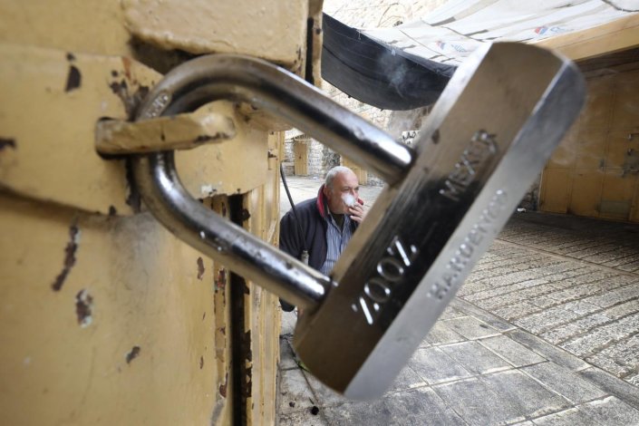 Uma loja fechada em Hebron durante a greve geral de protesto contra o plano israelita de construção de um novo colonato na cidade