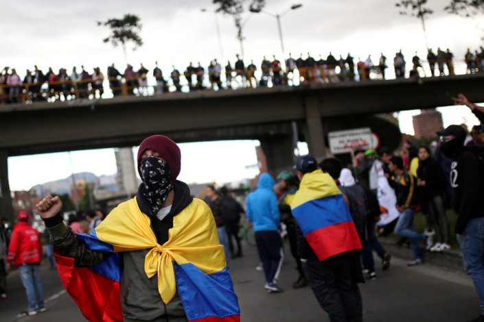 Milhares de colombianos voltaram a manifestar-se em vários pontos do país contra as políticas de Iván Duque