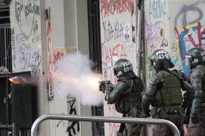 De acordo com o Instituto Nacional de Direitos Humanos chileno, as pessoas feridas com gravidade em Santiago na terça-feira foram atingidas com bombas de gás lacrimogéneo na cabeça 