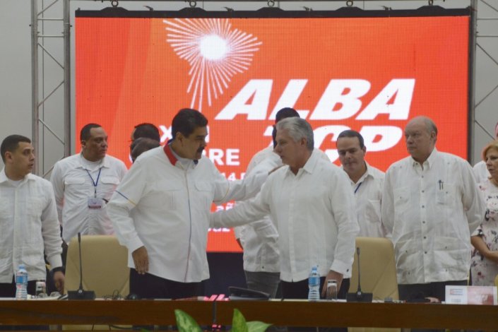 Nicolás Maduro, presidente da Venezuela, e Miguel Díaz-Canel, presidente de Cuba, dialogam no decorrer da XVII Cimeira da ALBA-TCP, celebrada este sábado em Havana