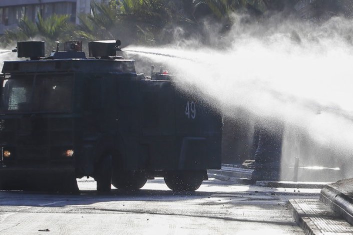 Estudo de organização chilena encontrou agentes de gás pimenta e soda cáustica nos jactos de água lançados pelos Carabineiros sobre a população nas manifestações contra Piñera 