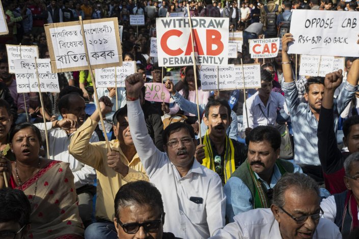 Manifestantes protestam contra emenda à Lei da Cidadania que exclui os muçulmanos