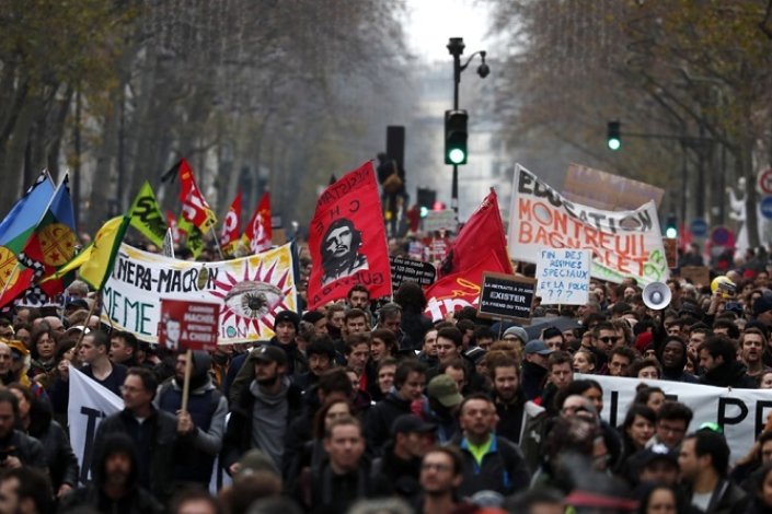 Milhares de franceses voltaram a manifestar-se contra a reforma das pensões promovida pelo governo de Macron