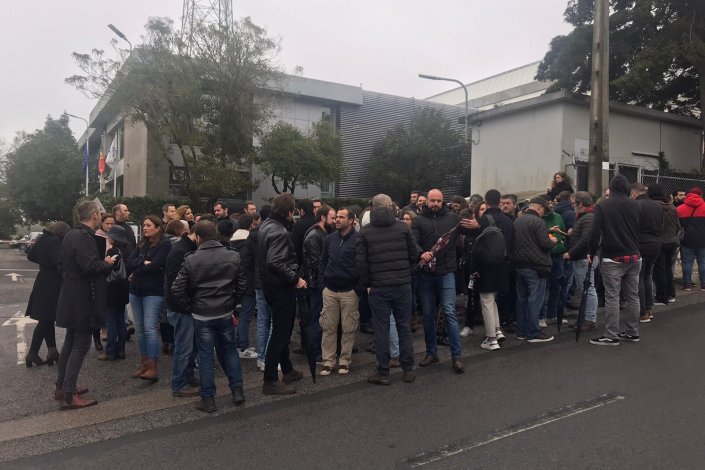 Os trabalhadores concentraram-se à frente da sede da TVI, em Queluz de Baixo, para exigir «respeito» por parte da administração. 