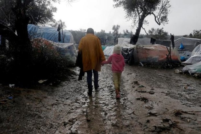 Mulher e criança em campo de refugiados de Moria, na ilha de Lesbos, Grécia, em Dezembro de 2019.