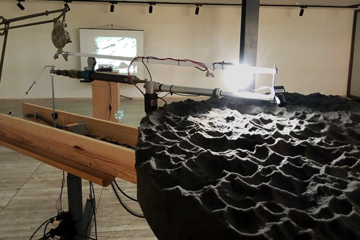 Vista da Instalação «Origens», de Miguel Palma, na Biblioteca da Faculdade de Ciências e Tecnologia da Universidade Nova de Lisboa, de 14 de Novembro de 2019 a 17 Janeiro de 2010