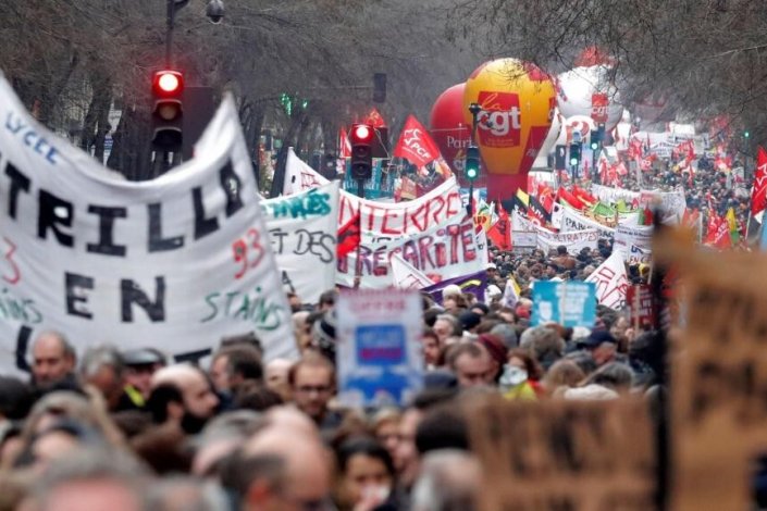 Centenas de milhares de trabalhadores voltaram a manifestar-se em França contra a reforma do sistema de pensões proposto pelo governo de Macron