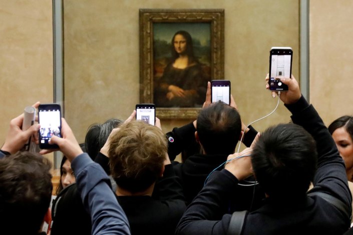 Turistas em busca de selfies, cultores das redes sociais, estão a arruinar a experiência de ver a obra de arte em museu, como com a «Mona Lisa», no Louvre. Foto de arquivo