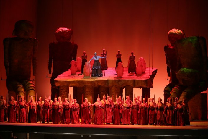 «O crepúsculo dos deuses» (Götterdämmerung) finaliza o ciclo de quatro obras épicas de Richard Wagner, designado por O anel dos Nibelungos. Na foto, uma encenação contemporânea pelo Teatro Mariinsky, de São Petersburgo, sob a direcção artística de Valery Georgeev 