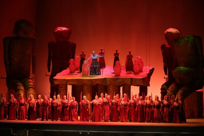 «O crepúsculo dos deuses» (Götterdämmerung) finaliza o ciclo de quatro obras épicas de Richard Wagner, designado por O anel dos Nibelungos. Na foto, uma encenação contemporânea pelo Teatro Mariinsky, de São Petersburgo, sob a direcção artística de Valery Georgeev