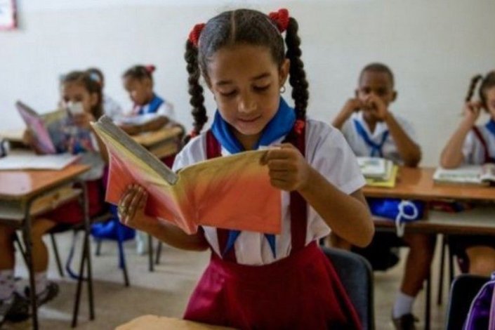 Em 1961, Fidel Castro declarou Cuba como Território Livre de Analfabetismo e, desde então, o país caribenho tem cimentado conquistas no sector da Educação