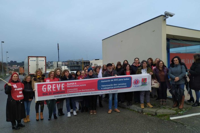 Trabalhadores em piquete no Continente da Maia