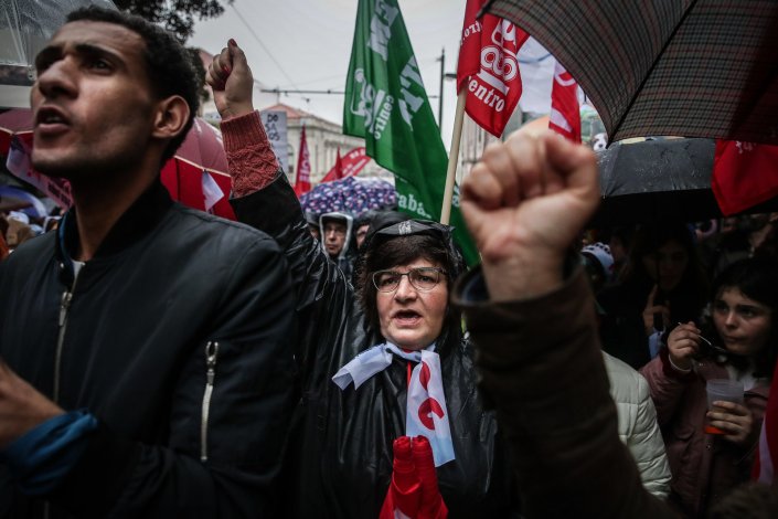 Milhares de trabalhadores desafiaram a chuva para se manifestarem em Lisboa, no dia da greve nacional dos trabalhadores em funções públicas e sociais, a 31 de Janeiro de 2020