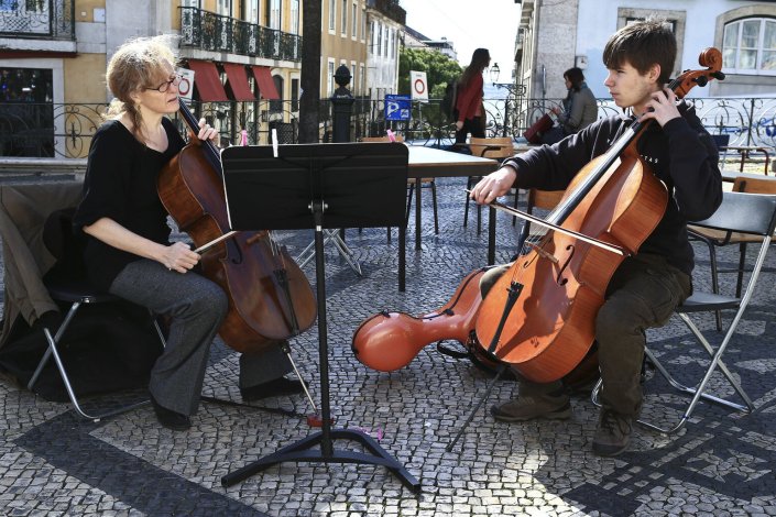 Alunos e professores da Escola de Música do Conservatório Nacional, durante a accão «Aulas na Rua» em protesto contra a não realização pela tutela de obras estruturais e de requalificação no edifício, Lisboa, 05 de Março de 2015. 