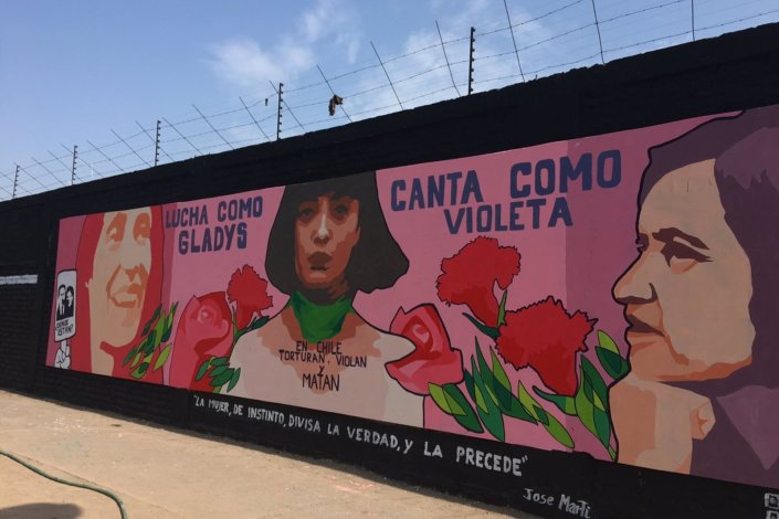 Mural «Luta como Gladys, canta como Violeta», na Travessa da SUMAR, em La Legua, bairro popular de Santiago do Chile. Terá sido pintado pouco antes de 21 de Janeiro de 2020, quando começou a ser divulgado nas redes sociais e se tornou viral. Além de Gladys Marin (resistente, dirigente comunista) e Violeta Parra (compositora e cantora), no mural está retratada a cantora Mon Laterte, que em Novembro de 2019, em Los Angeles, alertou para a repressão no Chile, ao receber o seu segundo Grammy.
