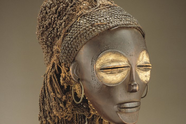 Máscara feminina da cultura tchokwe, República Democrática do Congo (ex-Congo Belga), princípio do século XX. Escultura em madeira, fibras vegetais, pigmentos, liga metálica de cobre, Smithsonian National Museum of African Art, Washington D.C. 