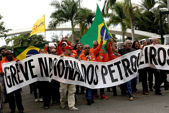 Os operários estão em greve contra o desmantelamento e a privatização da Petrobras e pela recuperação de mil postos de trabalho destruídos