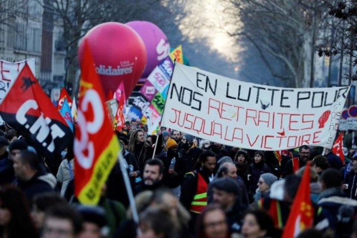 Milhares de pessoas voltaram a manifestar-se nas ruas de França contra a reforma das pensões de Macron