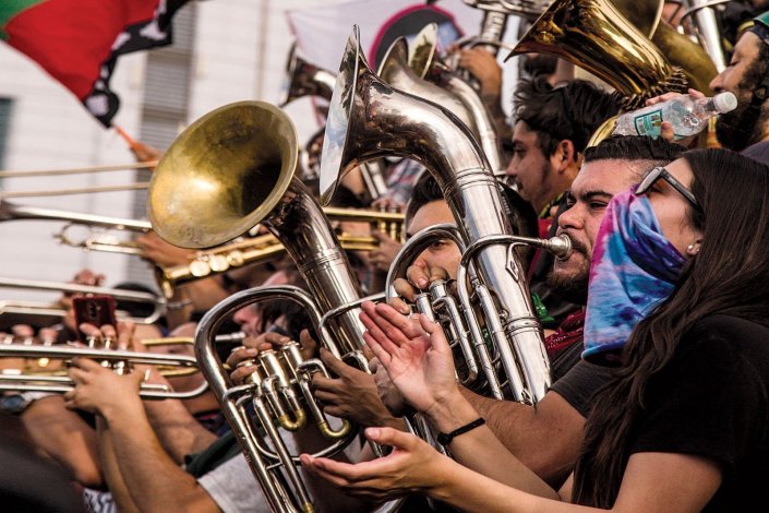 Músicos em manifestação em Santiago do Chile, em Janeiro de 2020. Músicos e bandas têm marcado uma elevada e significante presença nos protestos do povo chileno, iniciados a 18 de Outubro de 2019, contra o neoliberalismo e por uma nova e mais democrática constituição.