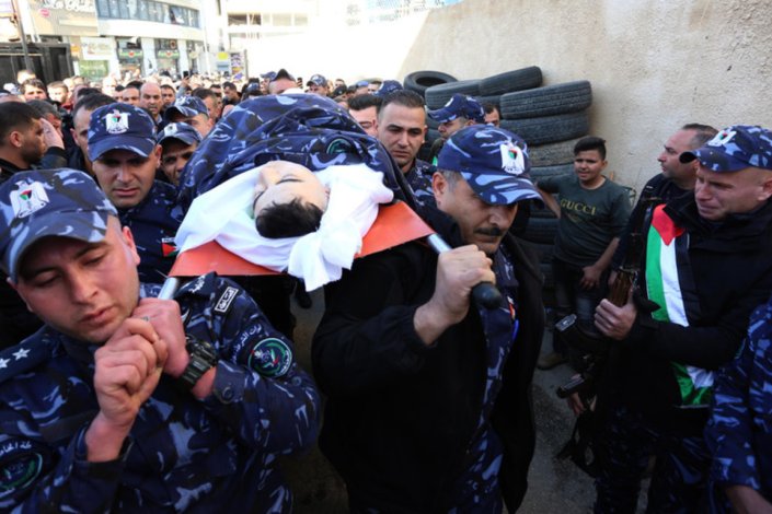 Polícias palestinianos carregam o corpo do seu colega Tariq Badwan, assassinado por forças israelitas, durante o funeral deste em Azoun, cidade de Qalqilya, na Cisjordânia ocupada, a 7 de Fevereiro de 2020