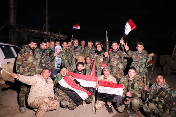 Soldados sírios celebraram a derrota da Al-Nusra no Sudoeste de Alepo 