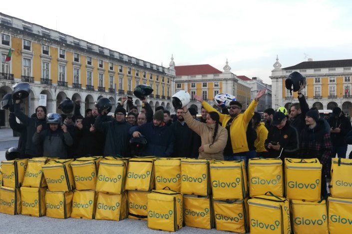 Cerca de 50 estafetas da empresa Glovo concentraram-se na Praça do Comércio (Lisboa), a 7 de Fevereiro de 2020, em protesto contra os salários em atraso
