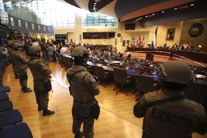 A Sala Azul da Assembleia Legislativa de El Salvador, invadida por militares e polícias, a mando do presidente da República, Nayib Bukele, um fiel aliado de Washington 