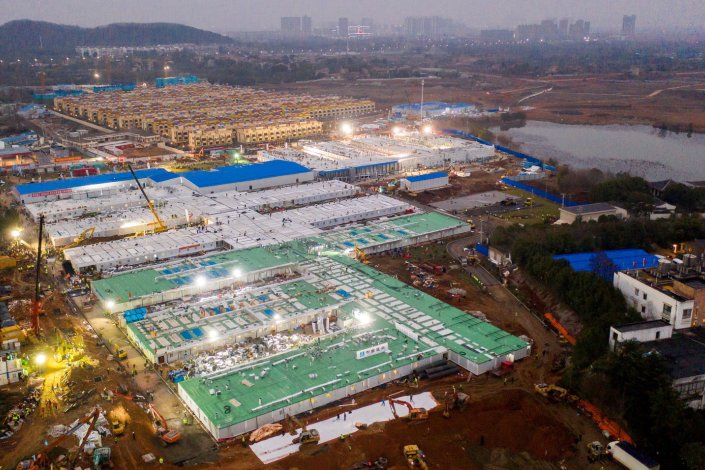 Vista aérea do hospital Huoshenshan, na cidade de Wuhan, destinado a lutra contra o surto do novo coronavírus. Entrou ao serviço em 3 de Fevereiro de 2019, após ter sido edificado em apenas 10 dias pelas autoridades chinesas.