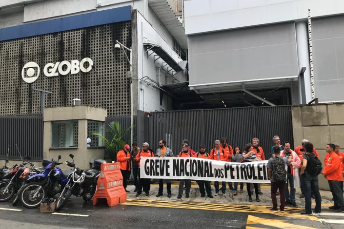 Trabalhadores do sector petrolífero concentrados junto às instalações da Globo no Rio de Janeiro para lembrar que há 20 mil trabalhadores do Sistema Petrobras em greve e que os 'media' não estão a informar 