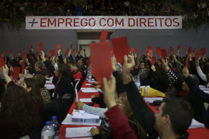 Delegados realizam uma votação durante o XIII Congresso Nacional da CGTP-IN, no Complexo Municipal dos Desportos, no Feijó, Almada, 27 de fevereiro de 2016.