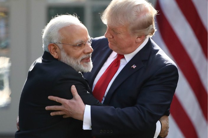 Abraço entre Modi e Trump numa visita do primeiro-ministro indiano a Washington, em Junho de 2017