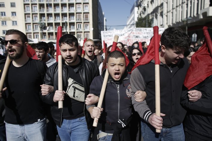 Manifestantes desfilam no centro de Atenas entoando palavras de ordem contra a proposta de reforma de pensões apresentada pelo governo grego, a 18 de Fevereiro de 2020, enquanto decorre uma greve nacional de 24 horas na administração pública