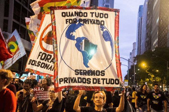 Cerca de 15 mil pessoas manifestaram-se esta terça-feira no Rio de Janeiro em apoio à greve dos trabalhadores do sector petrolífero e contra as privatizações de Bolsonaro 