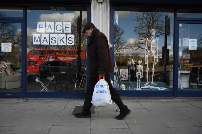 Um transeunte passa por uma loja de equipamentos médicos anunciando máscaras protectoras, em Londres, Reino Unido, a 2 de Março de 2019. A pandemia causada pelo novo coronavírus já causou, até ao dia 2 de Abril de 2020, mais de 50 mil mortos e está prestes a atingir um milhão de infectados, segundo a Organização Mundial de Saúde.