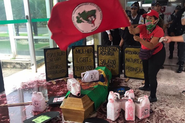 A acção de protesto em Brasília visou denunciar as políticas de Bolsonaro e contou com a participação de 3500 mulheres sem-terra