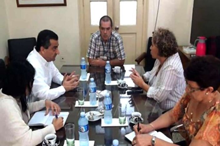 O embaixador sírio em Havana, num encontro com responsáveis da Prensa Latina, na sede da agência cubana 