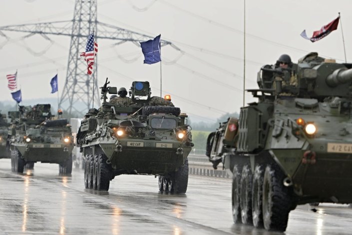 Comboio militar de tropas dos EUA circula nas estradas da Alta Francónia, no centro da Alemanha, para participar no exercício Defender Europe 2020
