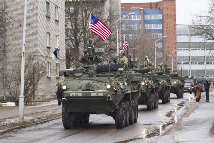 Des véhicules blindés américains, faisant partie des forces de l'OTAN, défilent dans les rues de Narva, en Estonie, près de la frontière avec la Russie.  Photo d'archive