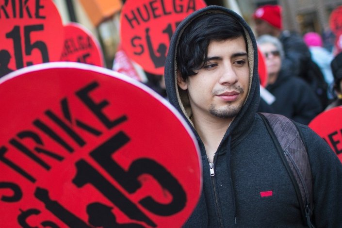 Trabalhadores em greve, nos EUA, pelo aumento do salário mínimo nacional. Foto de arquivo